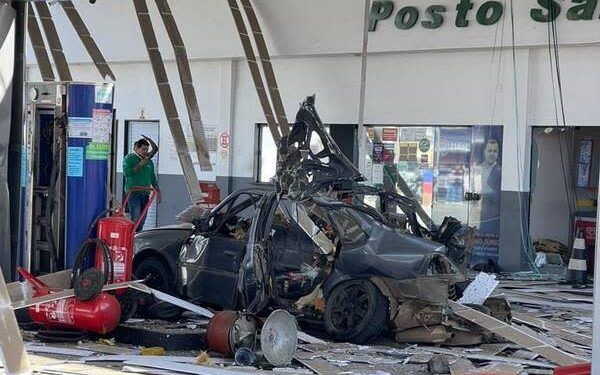 Veículo completamente destruído após a explosão do cilindro.